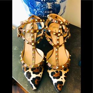 Stunning Valentino rock stud animal print heel😍😍